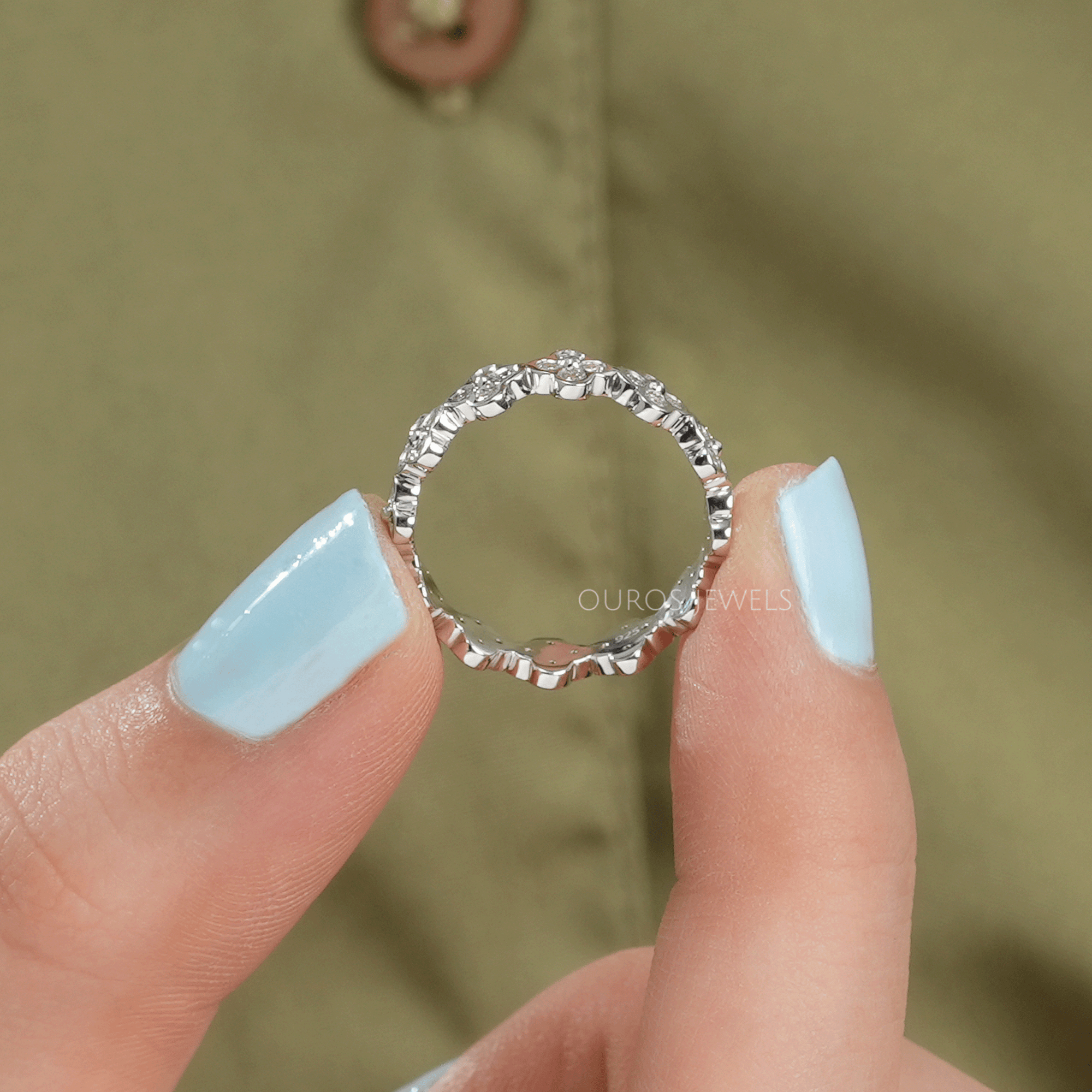 Round Diamond Clover Wedding Band