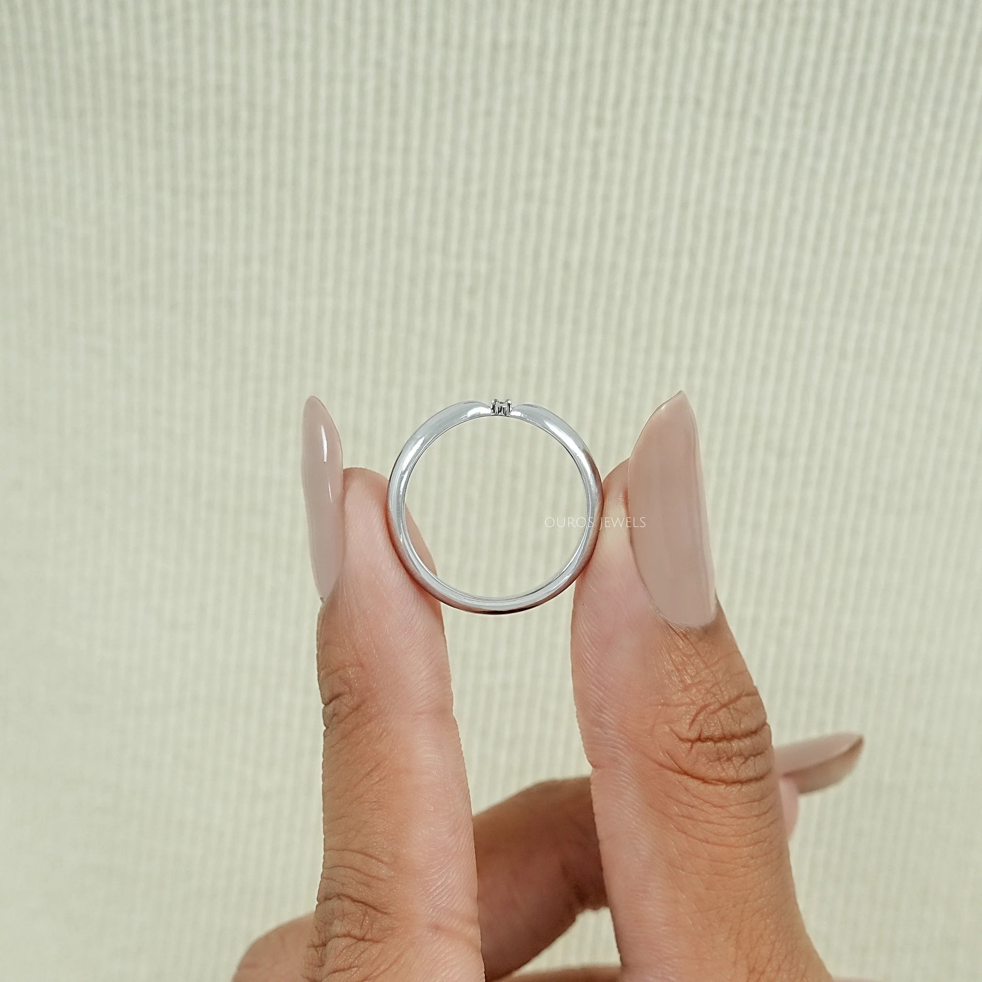 Minimalist Round Diamond Solitaire Band