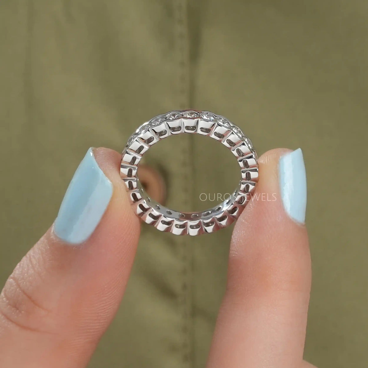 Round Shape Lab Diamond Half Bezel Set Band